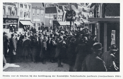 99340 Afbeelding van de drukte bij de ingang van de Jaarbeursgebouwen (Vredenburg) te Utrecht, tijdens de 26e ...